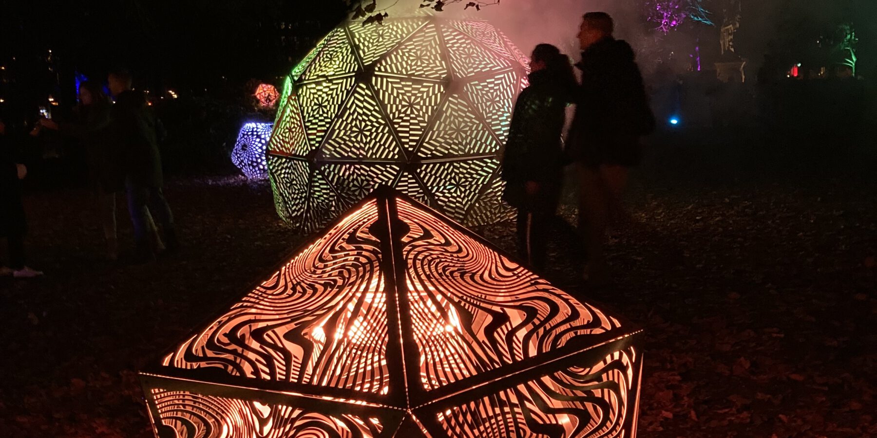 „Rural Utopia“ – Lichtkunst-Festival verwandelt Reelkirchen in eine nächtliche Bühne